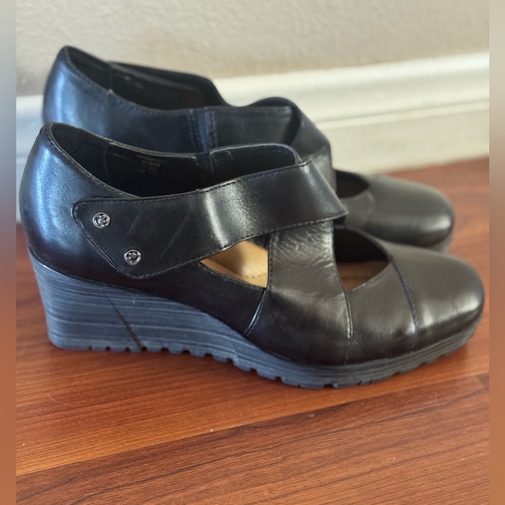Earth Black Leather Wedge Sandals